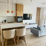 Luxury White Apartment In Park Lotnikow