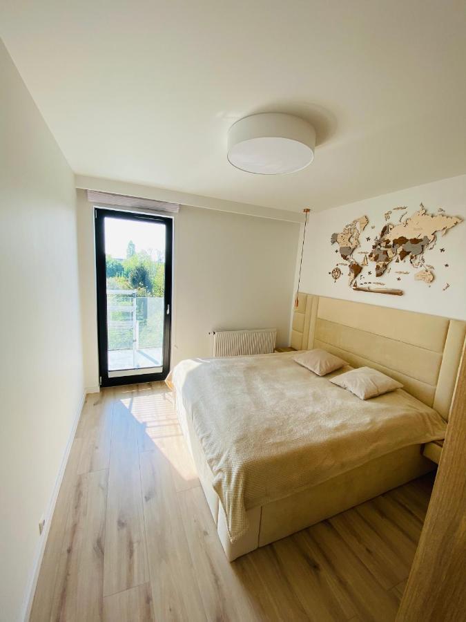 Luxury White In Park Lotnikow Apartment